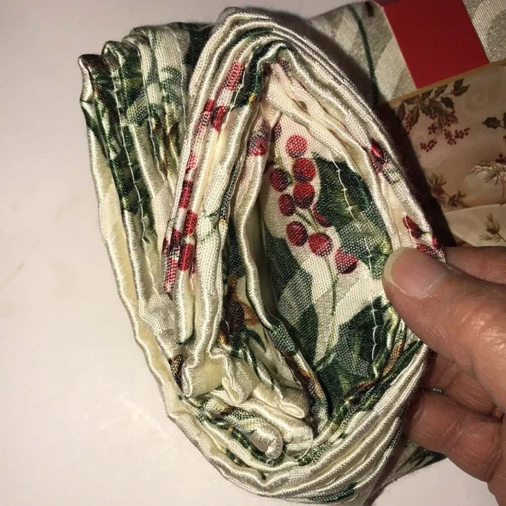 NWT Set/4 Frosted Juniper Holiday Napkins